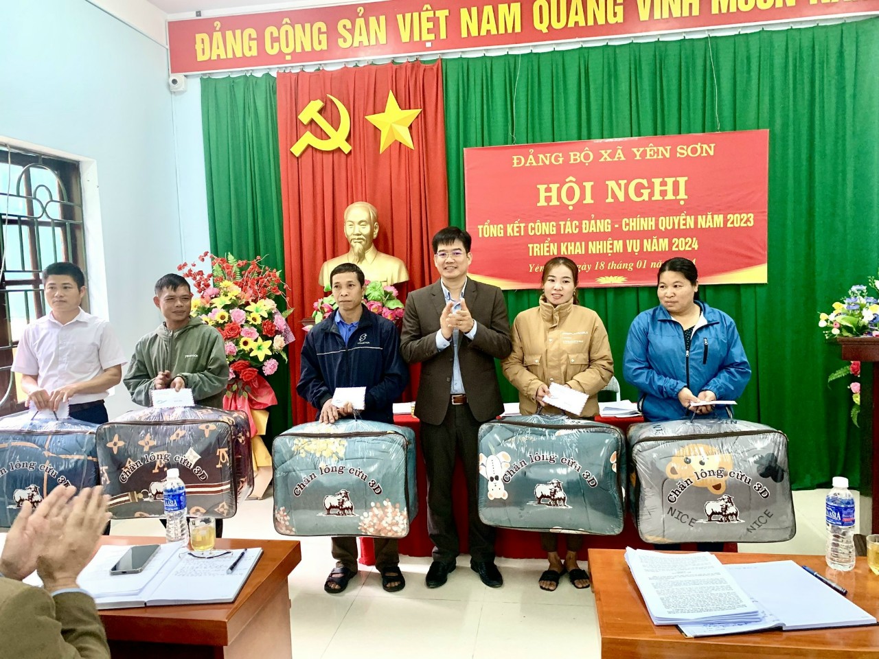 Đồng chí Nguyễn Sỹ Tân tặng quà cho các gia đình hộ nghèo,hộ gia đình chính sách xã Yên Sơn