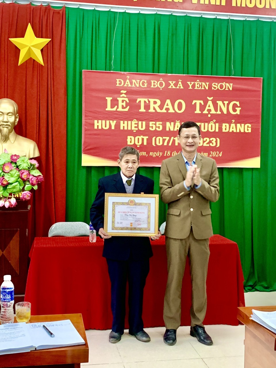 Đồng chí Phạm Công Minh trao Huy hiệu 55 tuổi Đảng cho đảng viên Nông Văn Dung